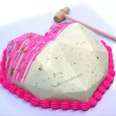 (M03) Pinata Heart Cake (700 g).